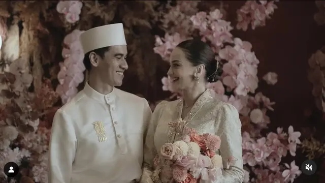 Potret Enzy dalam balutan kebaya kartini dan songket Aceh di momen lamarannya. (Foto: Instagram/enzystoria)