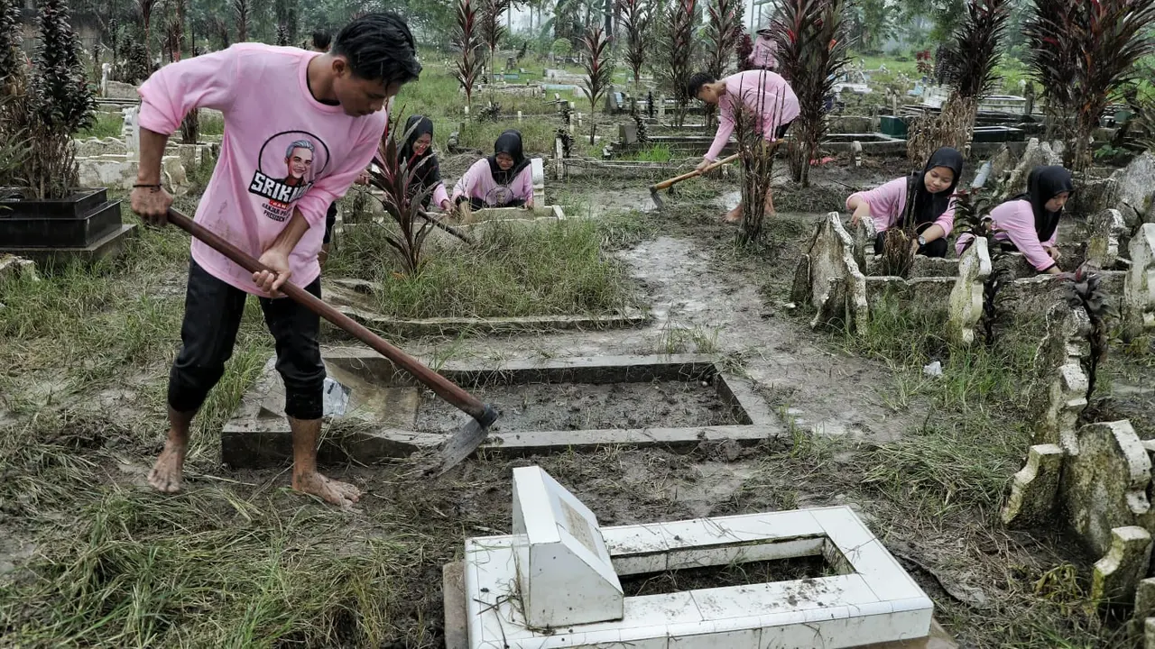 Menyambut datangnya bulan suci Ramadan, segenap umat muslim di Kabupaten Deli Serdang menyelenggarakan aksi sosial bersih-bersih makam di Desa Sugiharjo, Kecamatan Batanf Huis, Kabupaten Deli Serdang, Minggu (5/3). Kegiatan tersebut diinisiasi oleh relawa
