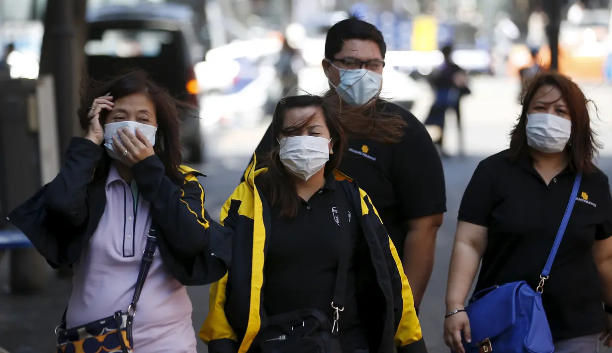 Sejumlah warga mengenakan masker saat berjalan di pusat perbelanjaan Myeongdong di Seoul, Korea Selatan, Rabu (3/6/2015). Korea Selatan siaga satu menghadapi wabah virus mematikan Middle East Respiratory Syndrome (MERS). (REUTERS/Kim Hong-Ji)