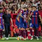 Pelatih kepala Barcelona Xavi Hernandez berbicara dengan para pemainnya selama pertandingan sepak bola La Liga Spanyol antara Sevilla dan FC Barcelona di stadion Ramon Sanchez Pizjuan di Seville, Spanyol, Minggu, 26 Mei 2024. (AP Photo/Fermin Rodriguez)