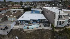 Foto yang diambil dari drone menunjukkan tumpukan puing terlihat di sepanjang tebing di bawah rumah-rumah penduduk setelah tanah longsor terjadi di San Clemente, California, Kamis, 16 Maret 2023. (AP Photo/Jae C. Hong)
