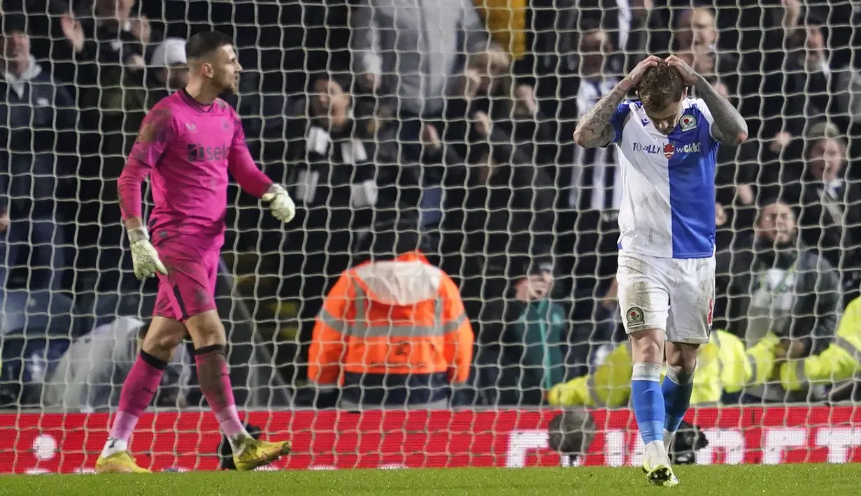 Ekspresi kecewa pemain Blackburn, Sammie Szmodics (kanan) setelah gagal mengeksekusi tendangan penalti ke gawang Newcastle yang dijaga Martin Dubravka pada laga putaran kelima Piala FA 2023/2024 yang berlangsung di Ewood Park, Blackburn, Inggris, Rabu (28/02/2024) dini hari WIB. (AP Photo/Dave Thompson)