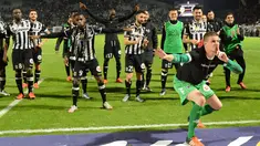 Kiper Angers (SCO), Ludovic Butelle (kanan) dan rekannya melakukan selebrasi usai menahan imbang Paris Saint-Germain (PSG) pada lanjutan Ligue 1 di Sstadion Jean Bouin, Angers, France.  (AFP Photo/Jean Francois Monier)