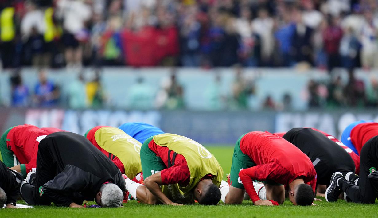 Skuad Timnas Maroko melakukan sujud Syukur setelah pertandingan melawan Prancis pada laga semi final Piala Dunia 2022. (AP Photo/Natacha Pisarenko)