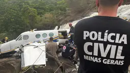 Puing-puing pesawat jatuh yang ditumpangi penyanyi Brasil Marilia Mendonca di Caratinga, pada 5 November 2021. Penyanyi muda pemenang Grammy itu sedang bepergian dengan pesawat kecil untuk pertunjukan akhir pekan ini ketika pesawat yang dia tumpangi jatuh. (Minas Gerais Civil Police/AFP)