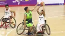Pebasket difable Indonesia, Gusti Putu P Adriyana berebut bola dengan M Hafiz Ramli (Malaysia) pada laga Indonesia Para Games Invitational Tournament 2018 di Hall A Senayan, Jakarta, Minggu (1/7). Indonesia unggul 54-53. (Liputan6.com/Helmi Fithriansyah)