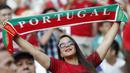 Fans cantik Portugal membentangkan syal saat mendukung timnya melawan Polandia pada perempat final Piala Eropa 2016 di Stade VÈlodrome, Marseille, Prancis, (30/6/2016) dini hari WIB. (REUTERS/Christian Hartmann)