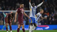 Gelandang Brighton asal Kamerun #20, Carlos Baleba (2R), merayakan golnya di lapangan setelah pertandingan Liga Primer Inggris antara Brighton dan Hove Albion dan Manchester City di Stadion Komunitas American Express di Brighton, Inggris selatan, Minggu dini hari WIB (10/11/2024). Brighton memenangkan pertandingan dengan skor 2-1. (Glyn KIRK/AFP)