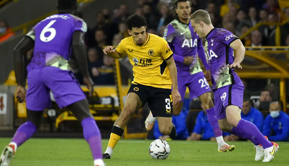 Bek Wolverhampton Wanderers Rayan Ait-Nouri berebut bola dengan gelandang Tottenham Hotspur, Oliver Skipp (kanan) pada putaran ketiga Piala Liga Inggris 2021/2022 di Molineux, Kamis (23/9/2021) dini hari WIB. Tottenham menang adu penalti 3-2, usai imbang 2-2. (AP Photo/Rui Vieira)
