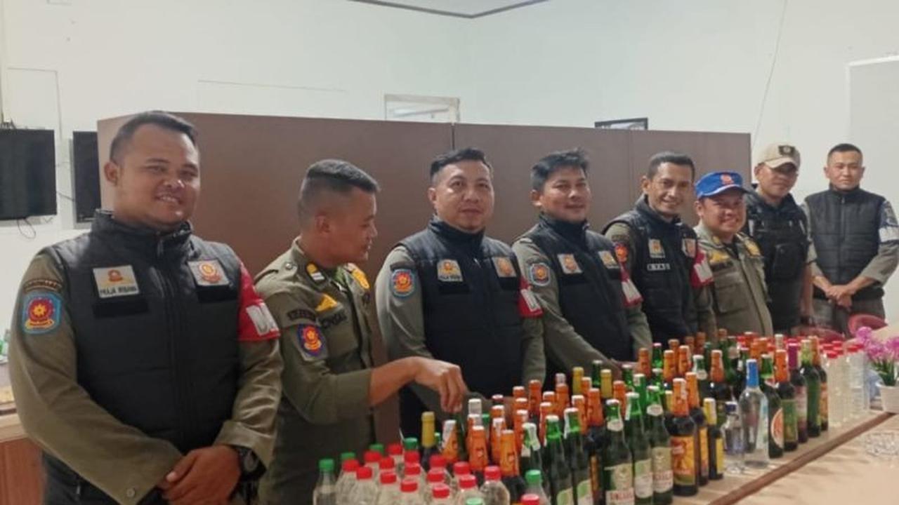 Satpol PP Cianjur Sita Ratusan Miras dari Kios Berkedok Depot Jamu, Gencarkan Operasi