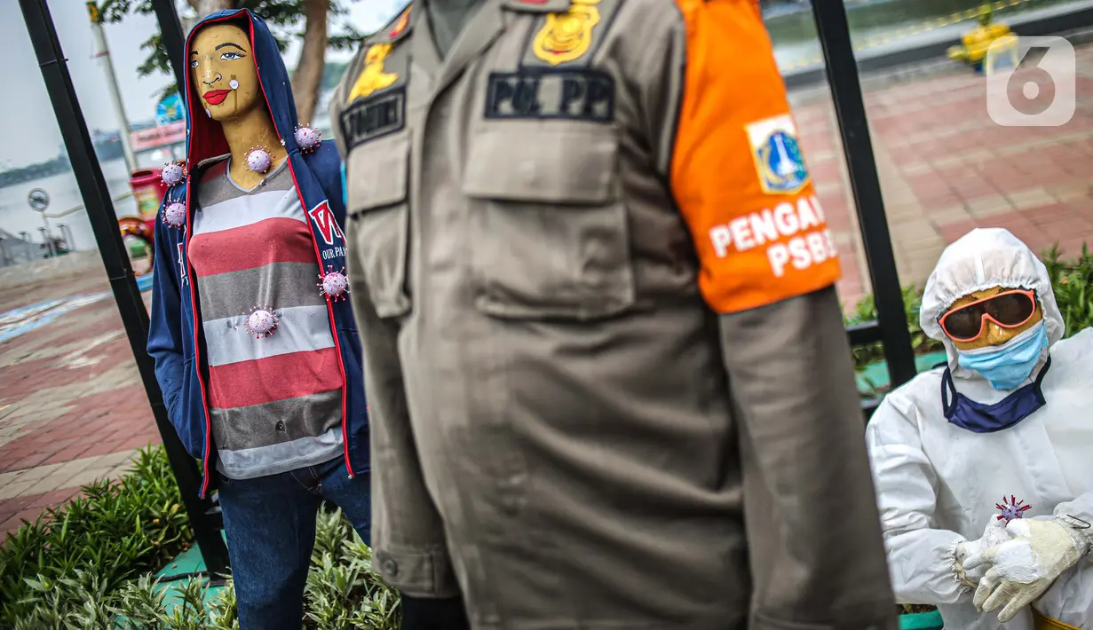 Boneka maneken yang ditempeli bola seperti virus corona dipajang di Kawasan Danau Sunter, Jakarta, Selasa (15/9/2020). Pajangan tersebut merupakan inisiatif dari pihak Kelurahan Sunter Jaya untuk terus memberikan edukasi kepada masyarakat tentang bahaya COVID-19. (Liputan6.com/Faizal Fanani)