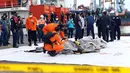 Petugas KPLP dan Basarnas memeriksa barang temuan yang diduga serpihan pesawat Sriwijaya Air SJ 182 di Dermaga JICT 2, Jakarta, Minggu (10/1/2021). Sriwijaya Air SJ 182 hilang kontak empat menit usai lepas landas dari Bandara Soetta. (Liputan6.com/Helmi Fithriansyah)