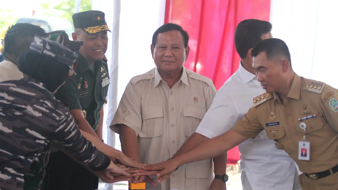 Prabowo Subianto bersama Rektor Univ Pertahanan dan Bupati resmikan pengeboran 11 titik