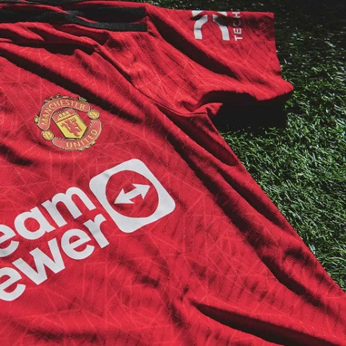 Mawar Merah Ikonik Warnai Jersey Baru Manchester United Musim Ini