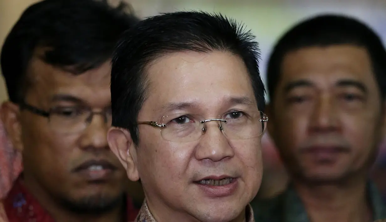 President Director, PT Riau Andalan Pulp and Paper Tony Wenas menjawab pertanyaan wartawan usai rapat tertutup di Kementerian LHK Jakarta, Jumat (9/9). (Liputan6.com/Johan Tallo)