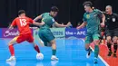 Tidak ada tambahan gol di sisa waktu pertandingan. Tampak dalam foto, pemain Timnas Futsal Indonesia, Mochammad Iqbal Rahmattulah (tengah) bersama Firman Ardiansyah (kanan) berduel dengan Nhan Gia Hung (Vietnam) pada babak perempat final Piala Asia Futsal 2026 di Indonesia Arena, Kompleks Gelora Bung Karno, Senayan, Jakarta, Selasa (3/2/2026). (Bola.com/Bagaskara Lazuardi)