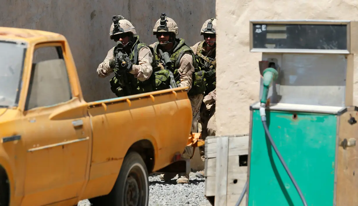 Tiga tentara Royal Resimen 22 Kanada saat menyisir lokasi musuh dalam simulasi latihan tempur RIMPAC 2016 di Camp Pendleton, California, Amerika Serikat, (11/7). (REUTERS/Mike Blake)