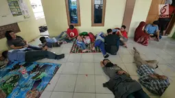 Pemudik sepeda motor beristirahat di sebuah masjid di Jalur Puntura, Jawa Barat, Minggu (2/6/2019). Masjid dan warung pinggir jalan jadi lokasi favorit pemudik sepeda motor melepas lelah saat melintasi Jalur Pantura (Liputan6.com/Herman Zakharia)