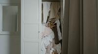 Ilustrasi hoarding disorder. (Photo by Ron Lach : https://www.pexels.com/photo/photo-of-an-untidy-and-messy-white-wooden-closet-8454347/)