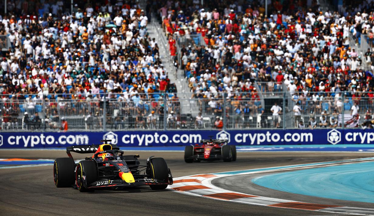 <p>Verstappen juga mampu menahan tekanan berat dari Charles Leclerc menjelang garis finis, yaitu setelah Safety Car muncul akibat kecelakaan antara Lando Norris (McLaren) yang disenggol oleh Pierre Gasly (Scuderia AlphaTauri) pada lap ke-41. (Getty Images via AFP/Mark Thompson)</p>