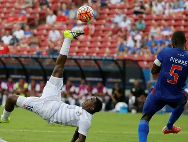 Striker Panama, Luis Tejada melakukan tendangan salto ke arah gawang Haiti dalam pertandingan Turnamen Piala Emas yang berlangsung di Frisco, Texas, AS. (7/7/2015). (AP Photo/LM Otero)
