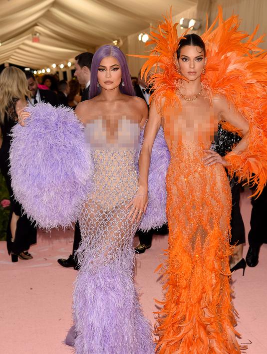 Kakak beradik Kylie (kiri) dan Kendall Jenner tampil seksi dengan gaun berwarna ungu dan oranye cerah saat menghadiri Met Gala 2019 bertema Camp: Notes on Fashion di The Metropolitan Museum of Art, New York, Amerika Serikat, Senin (6/5/2019). (Photo by Evan Agostini/Invision/AP)