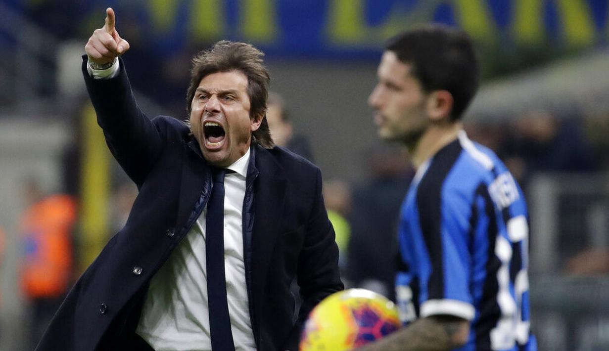 Pelatih Inter Milan, Antonio Conte, memberikan arahan kepada anak asuhnya saat melawan Napoli pada laga semifinal Coppa Italia di Stadion Giuseppe Meazza, Rabu (12/2/2020). Inter Milan takluk 0-1 dari Napoli. (AP/Antonio Calanni)