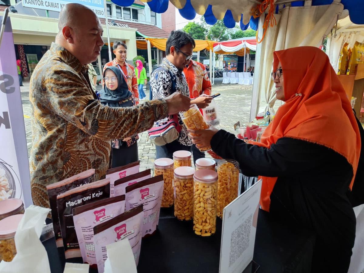 Usaha Kue Kering 'Bakulis' yang naik kelas karena pemberdayaan oleh BRI