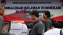 Petugas KPU saat mengadakan sosialisasi Pilkada DKI 2017 di Terminal Senen, Jakarta, Minggu (18/12). Sosialisasi ini dilakukan untuk mengajak warga menggunakan Hak suaranya dalam Pilkada DKI pada Februari 2017 mendatang. (Liputan6.com/Johan Tallo)