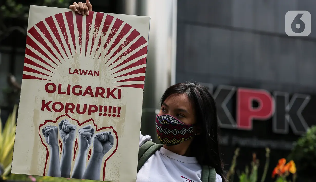 Aktivis yang tergabung dalam gerakan #BersihkanIndonesia melakukan aksi damai di depan Gedung KPK Merah Putih, Jakarta, Selasa (9/11/2021). Aksi tersebut dilakukan dalam rangka menyambut Hari Pahlawan yang diperingati setiap tanggal 10 November. (Liputan6.com/JohanTallo)