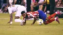 Penyerang Real Madrid, Vinicius Junior berebut bola dengan gelandang Atletico Madrid, Thomas selama laga International Champions Cup 2019 di Arena Stadium Metlife, New Jersey (27/7/2019). Atletico menang telak 7-3 atas Real Madrid. (AFP Photo/Johannes Eisele)