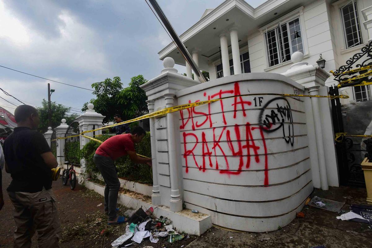 FOTO: Kondisi Rumah Uya Kuya Setelah Amukan Massa Tak Dikenal