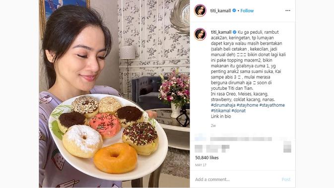 Titi Kamal membuat donat kentang selama di rumah aja. (dok. Instagram @titi_kamall/https://www.instagram.com/p/CASqPfyhJQu/Putu Elmira)