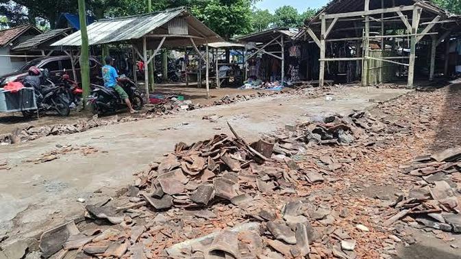 Tragedi Lapak Ambruk Mendadak: 3 Pedagang Cedera Punggung dan Leher