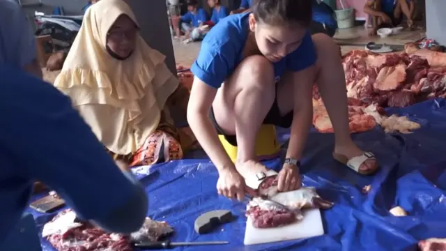 Ayu Ting Ting potong daging kurban (YouTube/Qiss You TV)