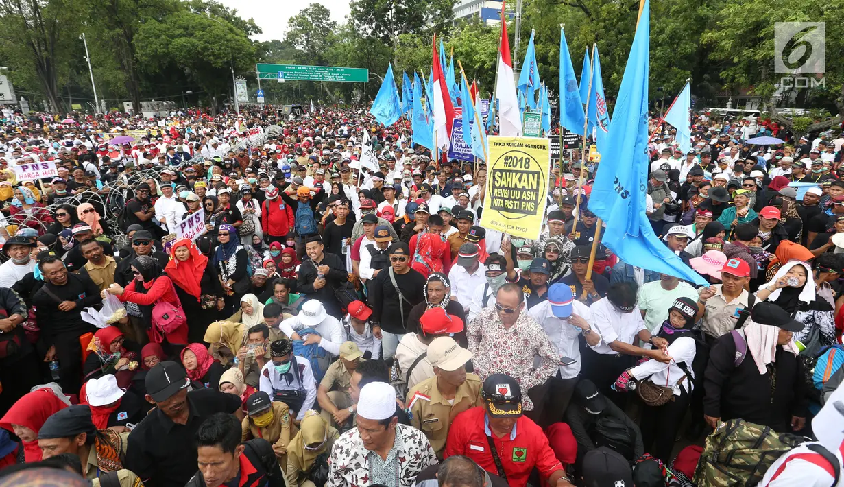 Ribuan honorer K2 seluruh Indonesia berunjuk rasa di depan Istana Merdeka, Jakarta, Selasa (30/10). Mereka meminta Presiden Joko Widodo segera mengambil keputusan mengangkat semua honorer K2 menjadi Pegawai Negeri Sipil (PNS). (Liputan6.com/Angga Yuniar)