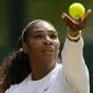 Petenis AS, Serena Williams bersiap melakukan servis ke arah petenis Jerman, Julia Gorges pada semifinal Wimbledon 2018 di London, Kamis (12/7). Serena berhasil mengalahkan Julia Goerges dalam tempo 1 jam 10 menit dengan skor 6-2 dan 6-4. (AP/Tim Ireland)