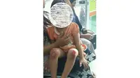 Ibu yang menyeret putrinya memakai sepeda motor baru melepaskan korban dari tangan kirinya setelah warga ribut berteriak. (dok. @infocegatansukoharjo/Solopos.com)