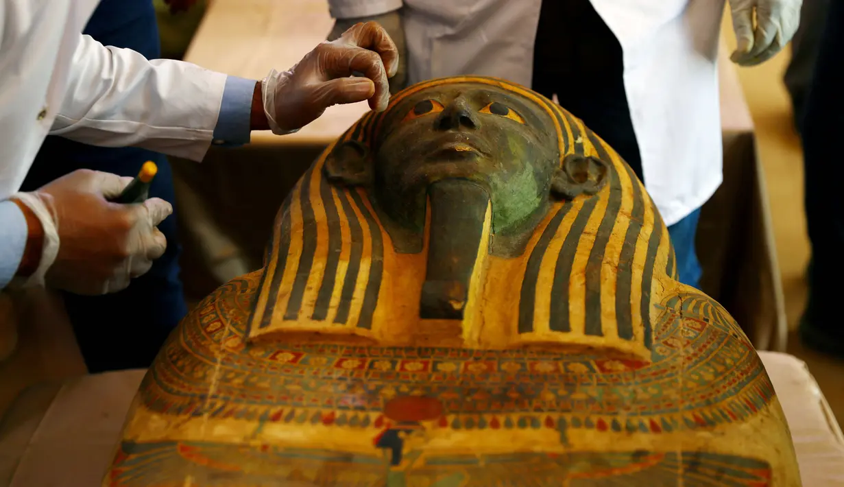 Staf memeriksa peti mati kuno yang baru ditemukan di situs pemakaman Saqqara di Provinsi Giza, Mesir, pada 3 Oktober 2020. Kementerian Pariwisata dan Kepurbakalaan Mesir memamerkan 59 peti mati kuno yang baru ditemukan dengan kondisi terawat baik di Giza dekat ibu kota Kairo. (Xinhua/Ahmed Gomaa)