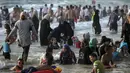 Warga Palestina menikmati liburan di pantai Tel Aviv, Israel, Minggu (19/7/2015). Selama Idul Fitri, pemerintah Israel mengizinkan warga Palestina untuk berwisata di sepanjang garis pantai Mediterania. (REUTERS/Baz Ratner)