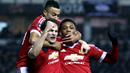 Pemain MU, Daley Blind, disambut rekan-rekannya setelah mencetak gol ke gawang Derby County dalam laga putaran keempat Piala FA, di Stadion Pride Park, Sabtu (30/1/2016) dini hari WIB. (Reuters/Eddie Keogh)