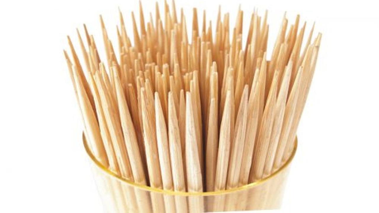 [Bintang] Bahaya, Ini Alasan Kamu Harus Berhenti Pakai Tusuk Gigi