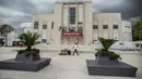 Seorang pekerja membawa komoditas di depan bekas gedung kasino Venice Lido sehari sebelum dimulainya Festival Film Venesia edisi ke-78 di Venice Lido, Italia, Selasa (30/8/2021).  Festival ini berlangsung dari 1 hingga 11 September. (Photo by Joel C Ryan/Invision/AP)