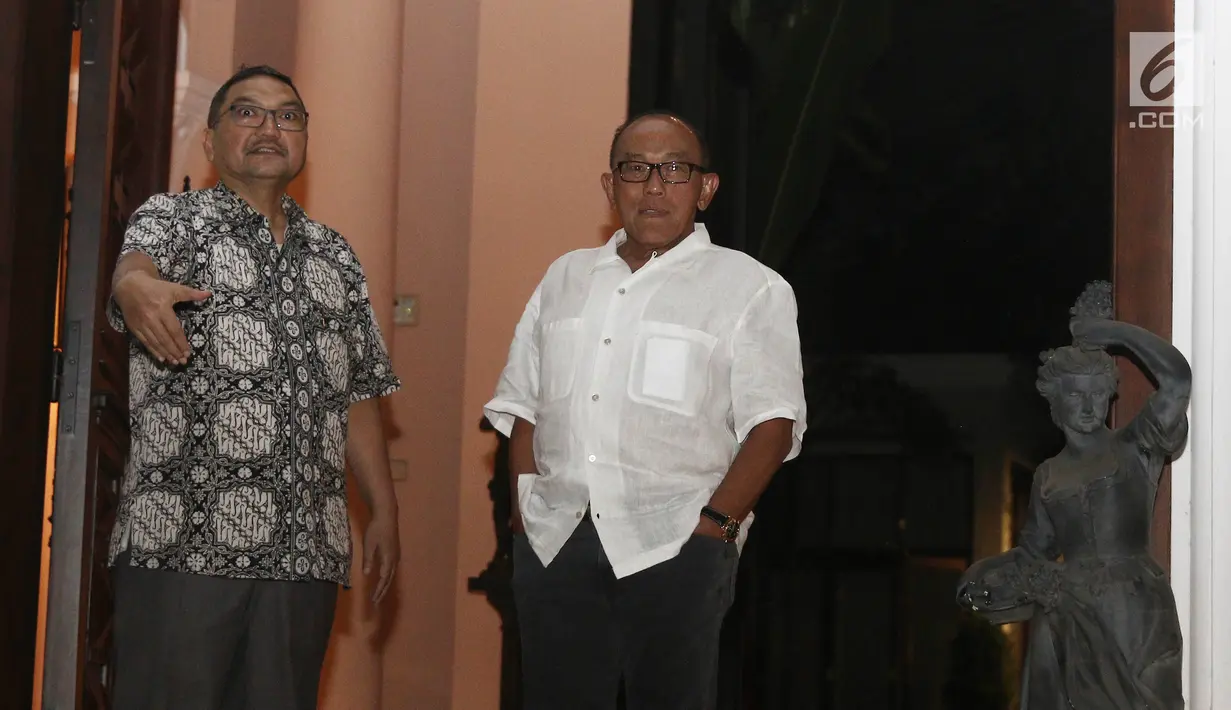 Ketua Dewan Pembina Partai Golkar Aburizal Bakrie didampingi politisi Partai Golkar Lalu Mara seusai melakukan pertemuan dengan Ketua Tim Kampanye Nasional Jokowi-Ma'ruf, Amin, Erick Thohir di Jakarta, Senin (8/10). (Liputan6.com/Herman Zakharia)