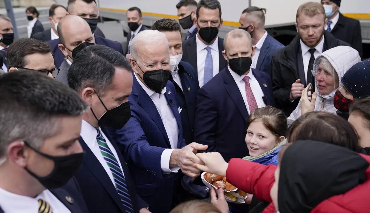 Presiden Amerika Serikat Joe Biden menyalami seorang wanita saat bertemu dengan pengungsi Ukraina dan pekerja bantuan kemanusiaan pada kunjungan ke PGE Narodowy Stadium di Warsawa, Polandia, 26 Maret 2022. (AP Photo/Evan Vucci)