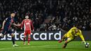 Aksi Goncalo Ramos pada menit ke-76 menambah jarak gol kemenangan PSG atas Brest. (JULIEN DE ROSA/AFP)
