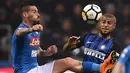 Gelandang Napoli,Marek Hamsik berebut bola dengan pemain Inter Milan Rafinha dalam lanjutan Serie A di Giuseppe Meazza, Senin (12/3). Inter Milan  dan Napoli harus puas berbagi angka dengan skor akhir 0-0. (MARCO BERTORELLO / AFP)