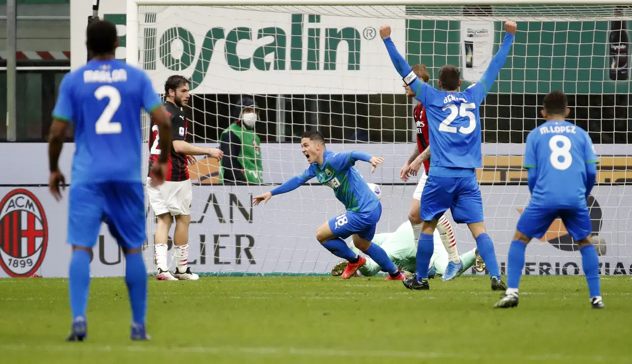 Striker Sassuolo, Giacomo Raspadori (tengah) merayakan gol pertama Sassuolo yang dicetaknya ke gawang AC Milan dalam laga lanjutan Liga Italia 2020/2021 pekan ke-32 di San Siro Stadium, Milan, Rabu (21/4/2021). Sassuolo menang 2-1 atas AC Milan. (AP/Antonio Calanni)