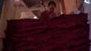 Gambar pada 11 Desember 2019 menunjukkan pekerja menumpuk dupa yang baru diproduksi di Pabrik Dupa Fujian Xingquan, Provinsi Fujian, China. Mendekati liburan Tahun Baru Imlek, ini adalah waktu yang penting tahun bagi penduduk desa ini yang memasok banyak dupa dunia. (HECTOR RETAMAL/AFP)