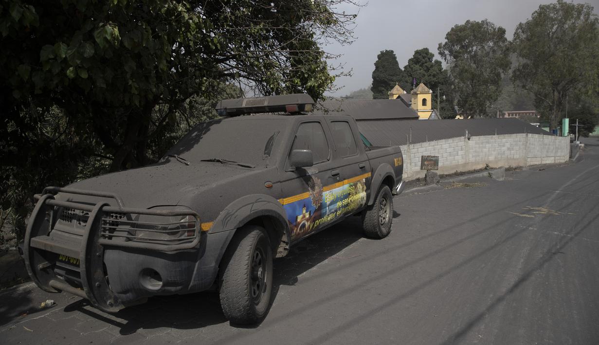 Sebuah mobil polisi tertutup abu vulkanik saat terjadi letusan gunung berapi Pacaya di San Francisco De Sales, Guatemala, Selasa (23/3/2021). Sejak awal Februari lalu, aktivitas gunung ini dilaporkan terus aktif. (AP Photo/Moises Castillo)